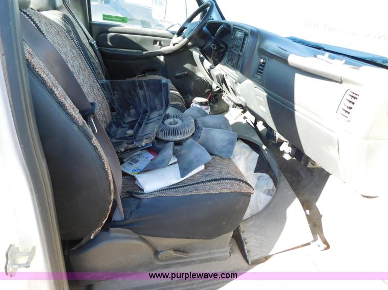 image for item AW9335 2005 Chevrolet Silverado 3500 pickup truck cab and chassis