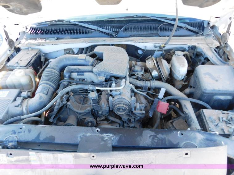 image for item AW9335 2005 Chevrolet Silverado 3500 pickup truck cab and chassis