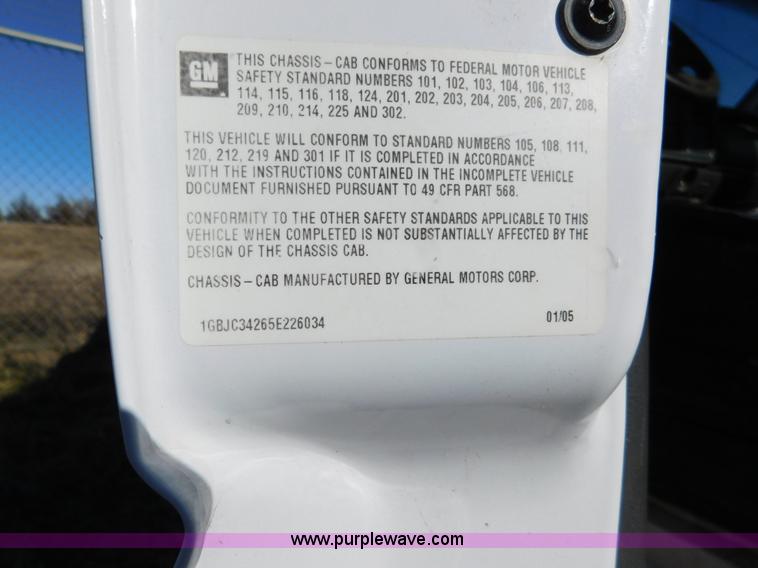 image for item AW9335 2005 Chevrolet Silverado 3500 pickup truck cab and chassis