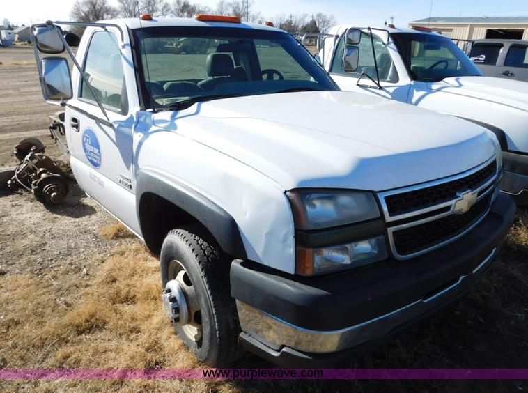 image for item AW9336 2006 Chevrolet Silverado 3500 pickup truck cab and chassis
