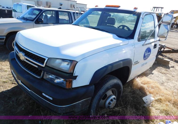 image for item AW9336 2006 Chevrolet Silverado 3500 pickup truck cab and chassis