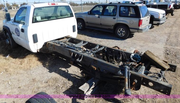 image for item AW9336 2006 Chevrolet Silverado 3500 pickup truck cab and chassis