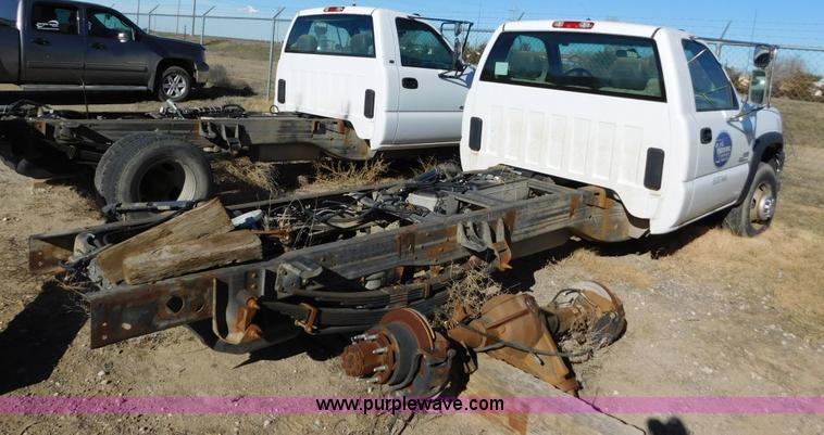 image for item AW9336 2006 Chevrolet Silverado 3500 pickup truck cab and chassis