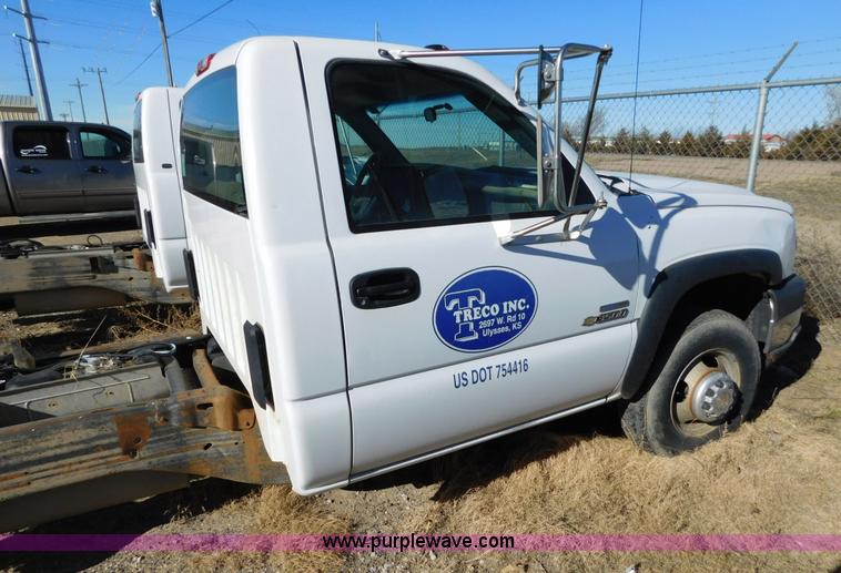 image for item AW9336 2006 Chevrolet Silverado 3500 pickup truck cab and chassis