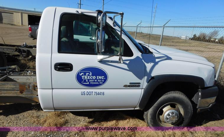 image for item AW9336 2006 Chevrolet Silverado 3500 pickup truck cab and chassis