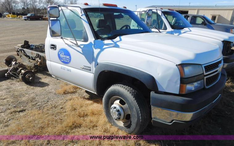 image for item AW9336 2006 Chevrolet Silverado 3500 pickup truck cab and chassis