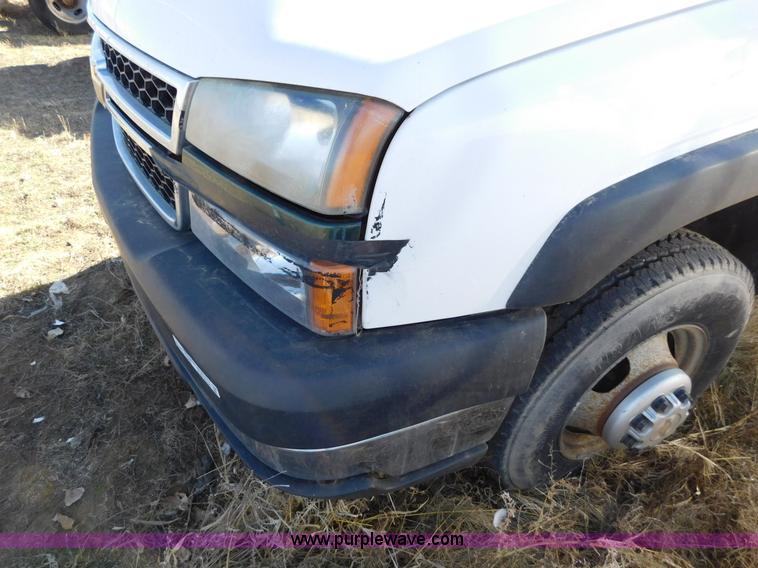 image for item AW9336 2006 Chevrolet Silverado 3500 pickup truck cab and chassis