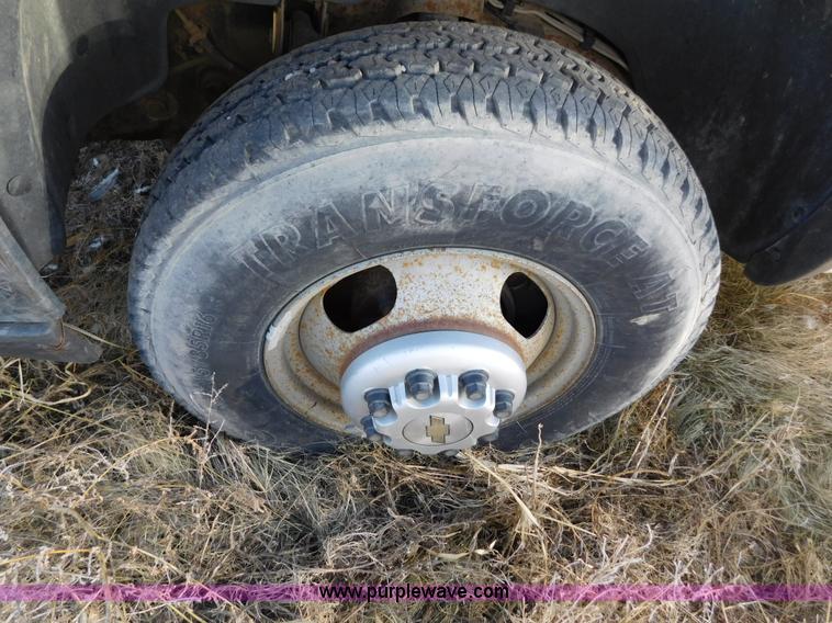 image for item AW9336 2006 Chevrolet Silverado 3500 pickup truck cab and chassis