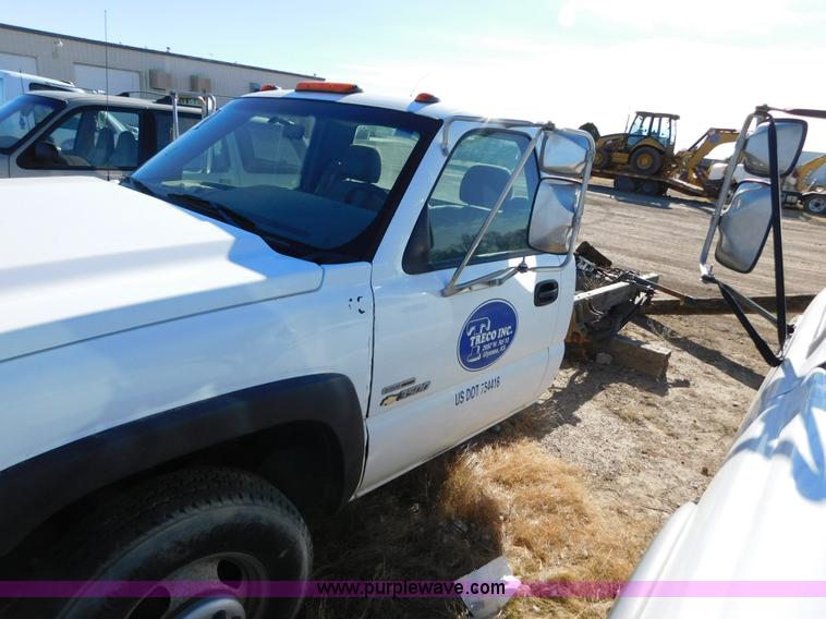 image for item AW9336 2006 Chevrolet Silverado 3500 pickup truck cab and chassis