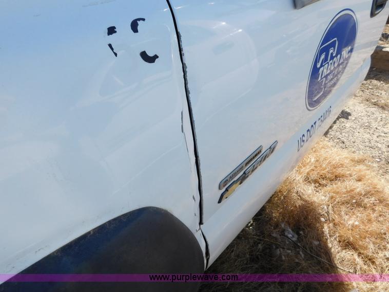 image for item AW9336 2006 Chevrolet Silverado 3500 pickup truck cab and chassis