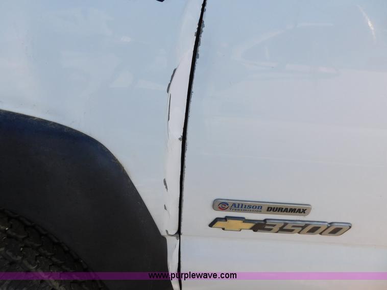 image for item AW9336 2006 Chevrolet Silverado 3500 pickup truck cab and chassis