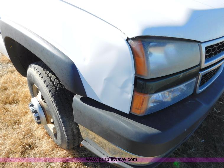 image for item AW9336 2006 Chevrolet Silverado 3500 pickup truck cab and chassis