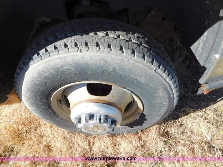 image for item AW9336 2006 Chevrolet Silverado 3500 pickup truck cab and chassis