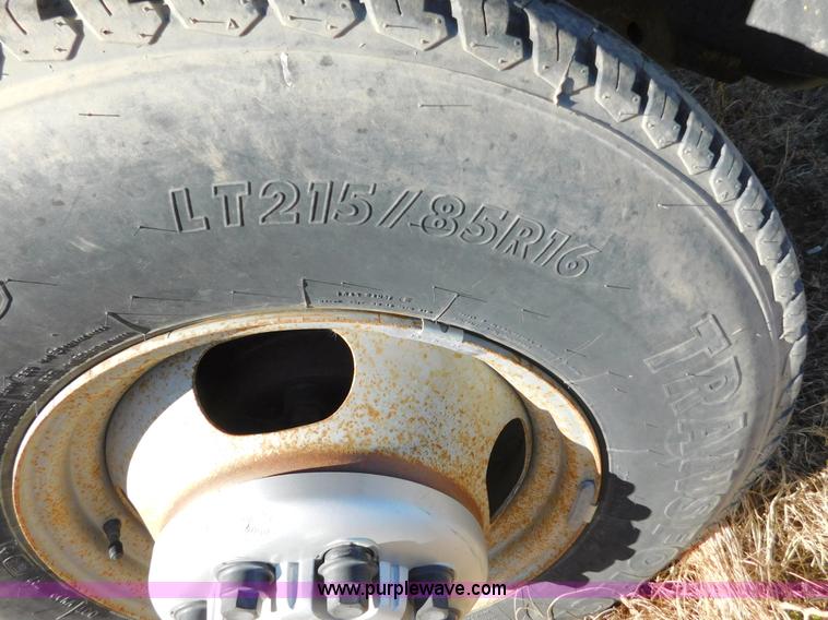 image for item AW9336 2006 Chevrolet Silverado 3500 pickup truck cab and chassis