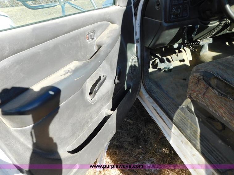 image for item AW9336 2006 Chevrolet Silverado 3500 pickup truck cab and chassis