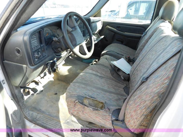 image for item AW9336 2006 Chevrolet Silverado 3500 pickup truck cab and chassis