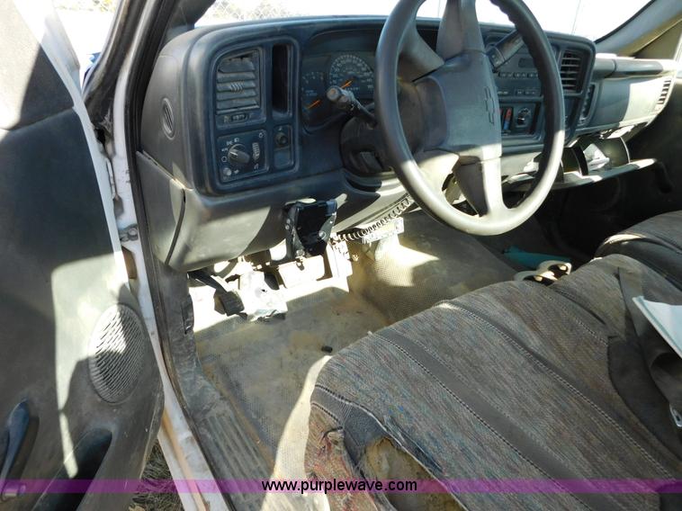 image for item AW9336 2006 Chevrolet Silverado 3500 pickup truck cab and chassis