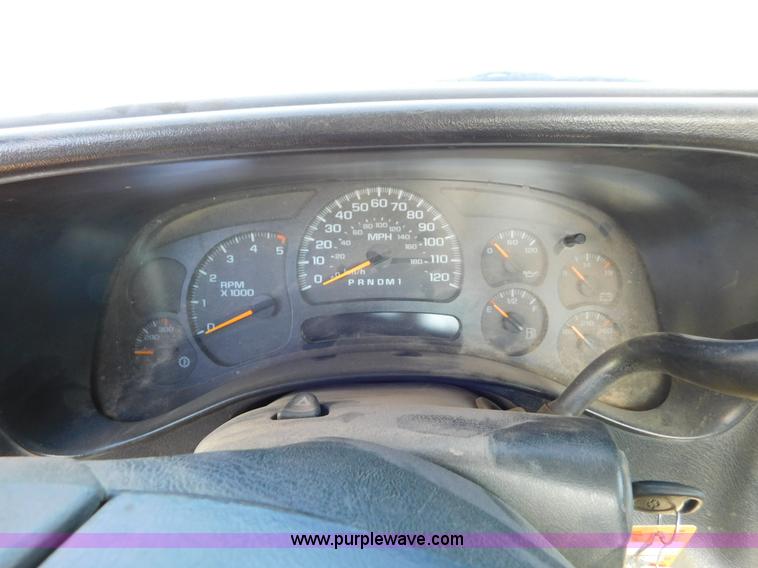 image for item AW9336 2006 Chevrolet Silverado 3500 pickup truck cab and chassis