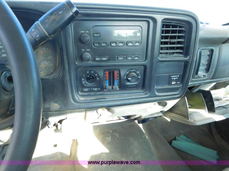 image for item AW9336 2006 Chevrolet Silverado 3500 pickup truck cab and chassis