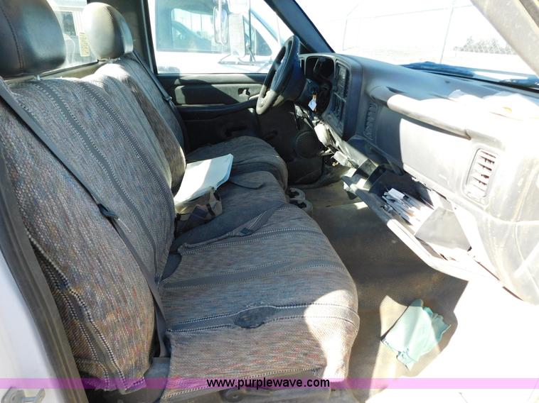 image for item AW9336 2006 Chevrolet Silverado 3500 pickup truck cab and chassis