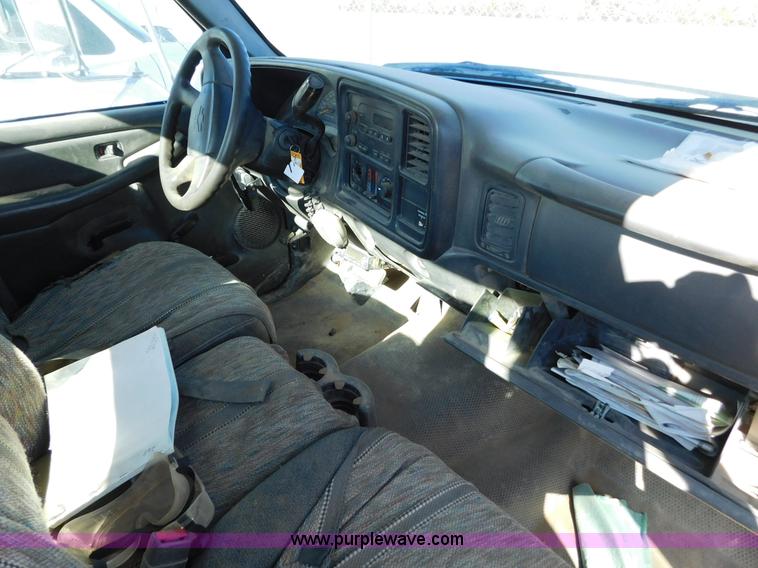 image for item AW9336 2006 Chevrolet Silverado 3500 pickup truck cab and chassis