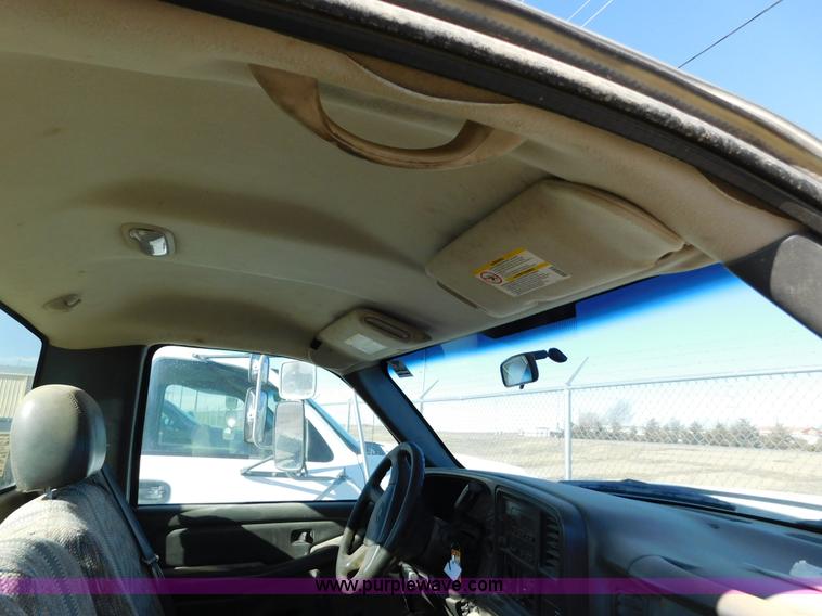 image for item AW9336 2006 Chevrolet Silverado 3500 pickup truck cab and chassis