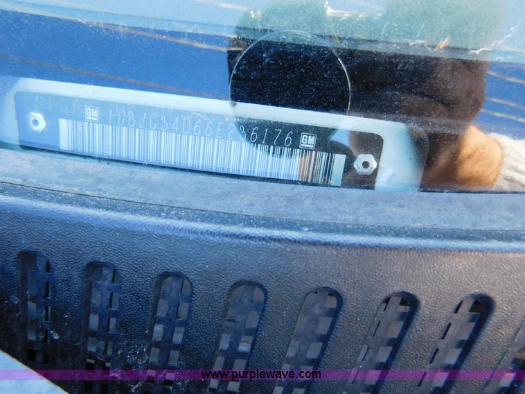 image for item AW9336 2006 Chevrolet Silverado 3500 pickup truck cab and chassis