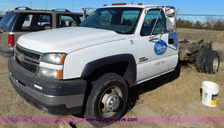 image for item AW9337 2006 Chevrolet Silverado 3500 pickup truck cab and chassis