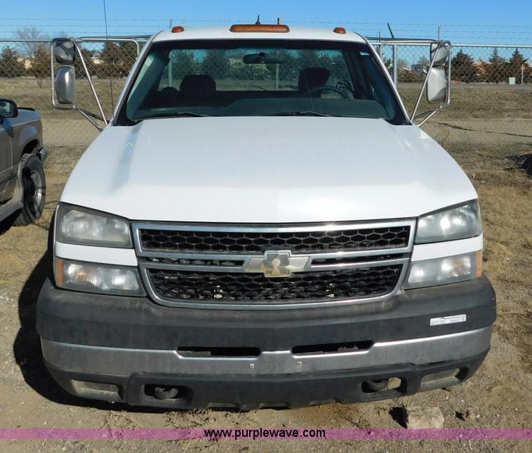 image for item AW9337 2006 Chevrolet Silverado 3500 pickup truck cab and chassis