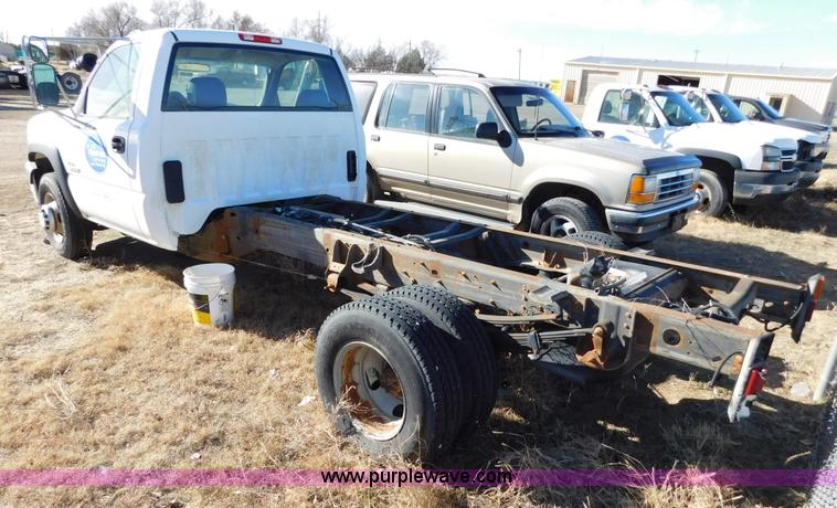 image for item AW9337 2006 Chevrolet Silverado 3500 pickup truck cab and chassis