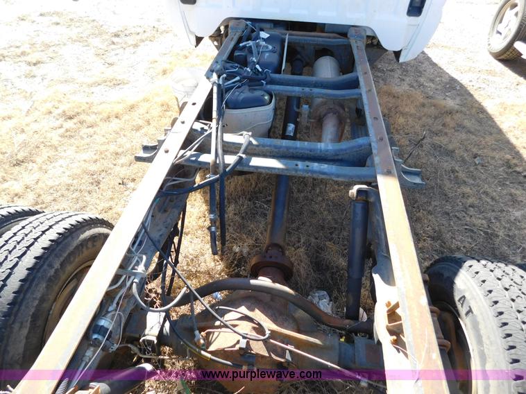image for item AW9337 2006 Chevrolet Silverado 3500 pickup truck cab and chassis