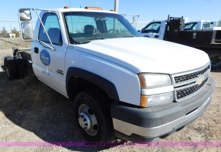 image for item AW9337 2006 Chevrolet Silverado 3500 pickup truck cab and chassis
