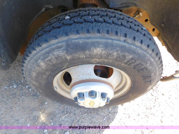 image for item AW9337 2006 Chevrolet Silverado 3500 pickup truck cab and chassis