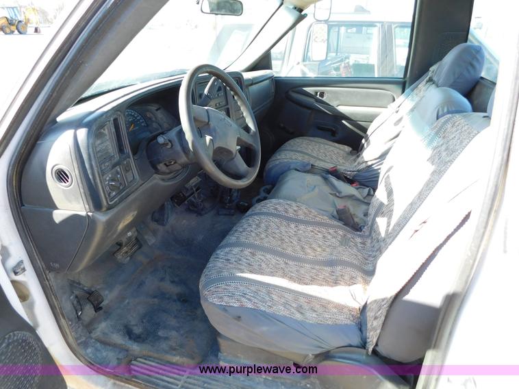 image for item AW9337 2006 Chevrolet Silverado 3500 pickup truck cab and chassis