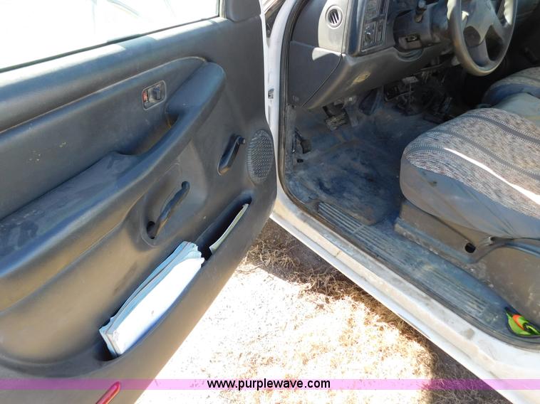 image for item AW9337 2006 Chevrolet Silverado 3500 pickup truck cab and chassis