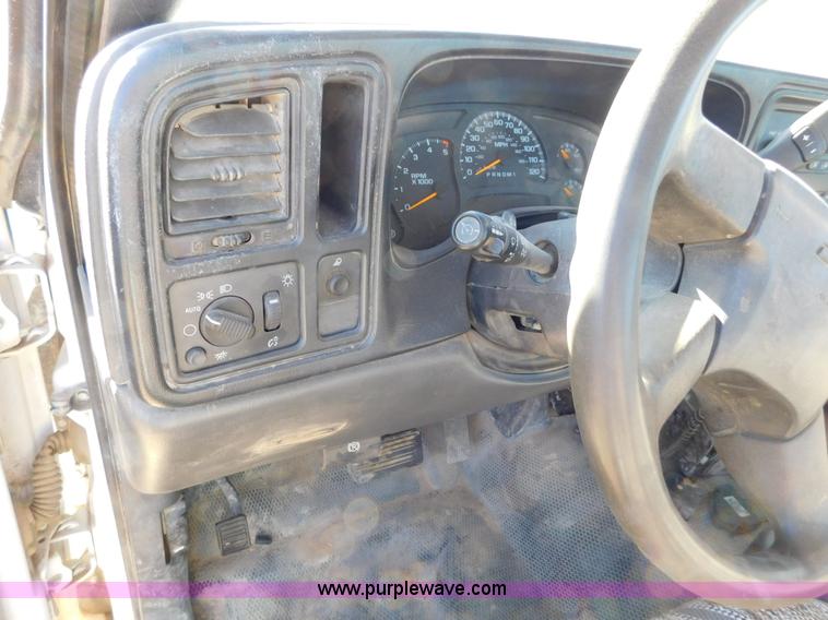 image for item AW9337 2006 Chevrolet Silverado 3500 pickup truck cab and chassis