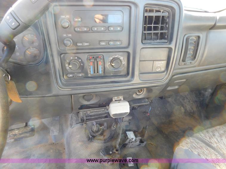 image for item AW9337 2006 Chevrolet Silverado 3500 pickup truck cab and chassis