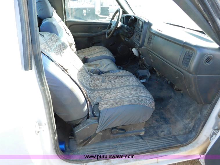 image for item AW9337 2006 Chevrolet Silverado 3500 pickup truck cab and chassis