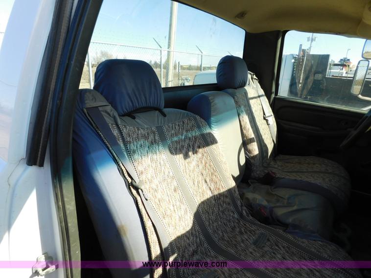 image for item AW9337 2006 Chevrolet Silverado 3500 pickup truck cab and chassis