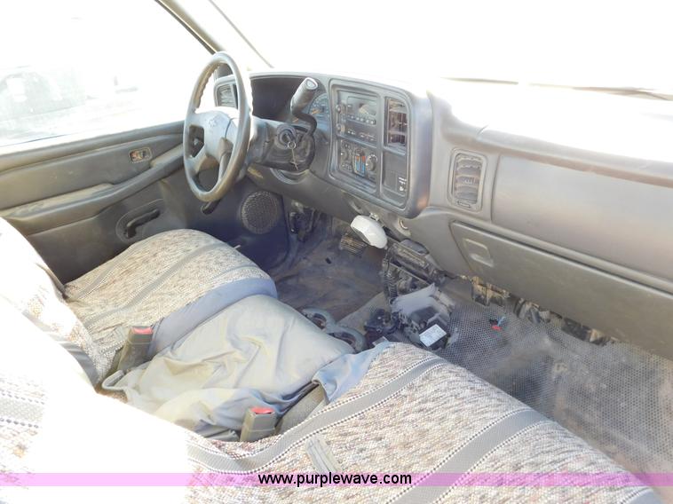 image for item AW9337 2006 Chevrolet Silverado 3500 pickup truck cab and chassis