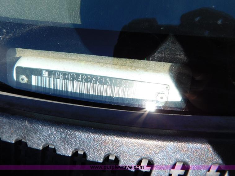 image for item AW9337 2006 Chevrolet Silverado 3500 pickup truck cab and chassis