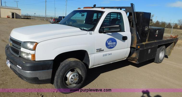 image for item AW9338 2006 Chevrolet Silverado 3500 flatbed pickup truck