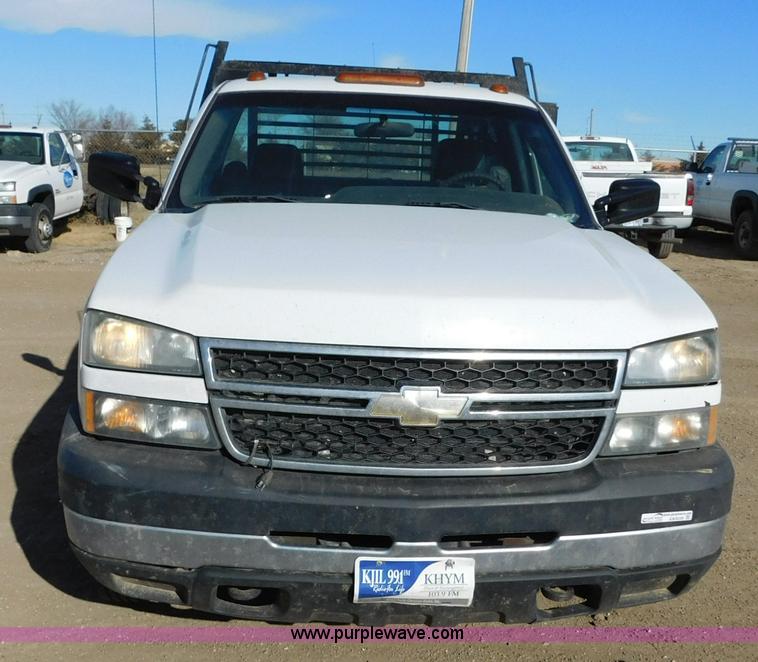 image for item AW9338 2006 Chevrolet Silverado 3500 flatbed pickup truck