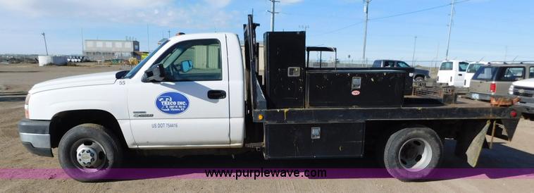 image for item AW9338 2006 Chevrolet Silverado 3500 flatbed pickup truck