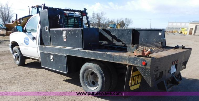 image for item AW9338 2006 Chevrolet Silverado 3500 flatbed pickup truck