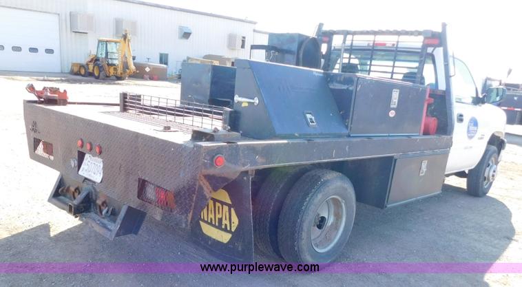 image for item AW9338 2006 Chevrolet Silverado 3500 flatbed pickup truck