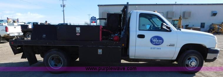 image for item AW9338 2006 Chevrolet Silverado 3500 flatbed pickup truck