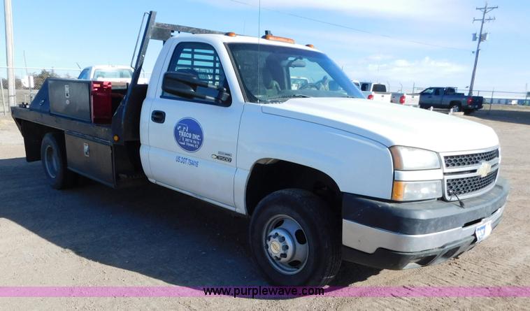 image for item AW9338 2006 Chevrolet Silverado 3500 flatbed pickup truck