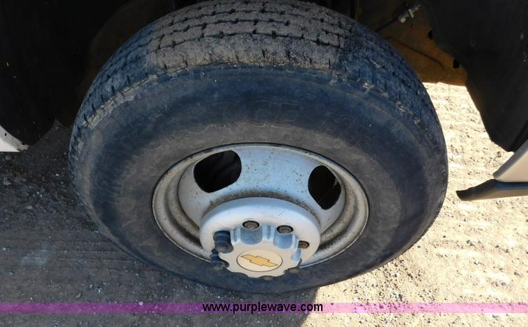 image for item AW9338 2006 Chevrolet Silverado 3500 flatbed pickup truck