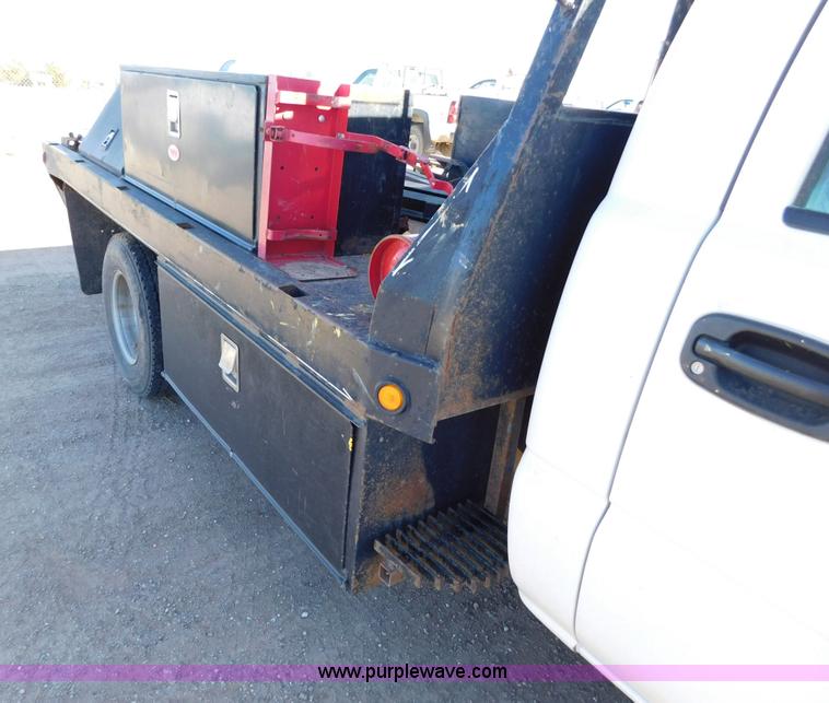 image for item AW9338 2006 Chevrolet Silverado 3500 flatbed pickup truck